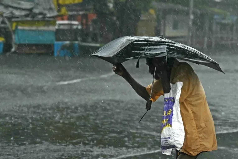 Người d&acirc;n Chenai lội trong nước lũ do b&atilde;o Michaung g&acirc;y ra. Ảnh: R Satish Babu/AFP