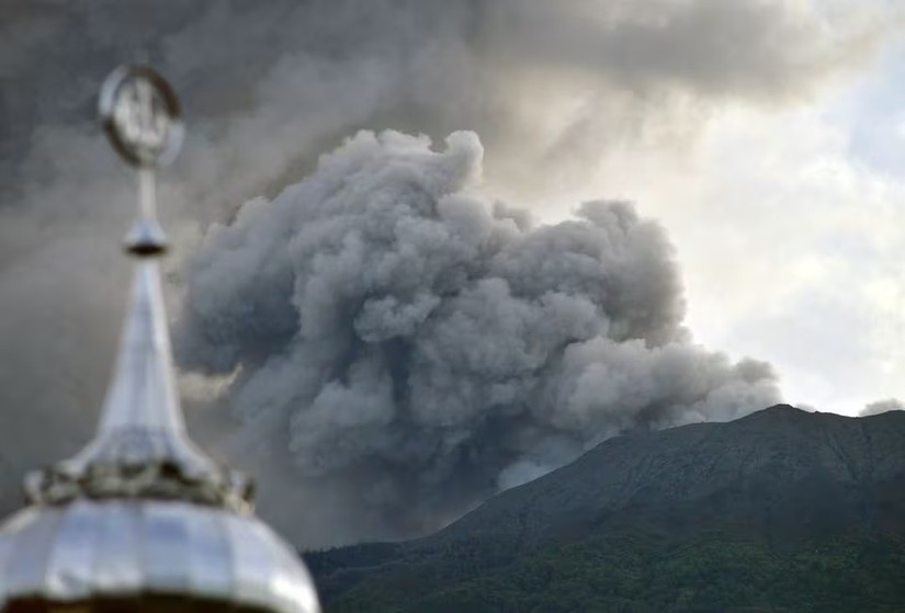 N&uacute;i lửa Merapi, T&acirc;y Sumatra, Indonesia phun tr&agrave;o ng&agrave;y 3/12. Ảnh: Reuters