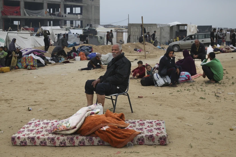 Người d&acirc;n Palestine di tản khỏi khu vực giao tranh tới t&igrave;m nơi tr&uacute; ẩn tại Rafah, Gaza. Ảnh: AP