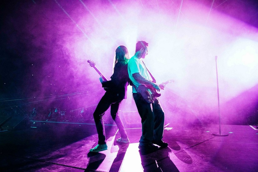 Tại 8Wonder, Maroon 5 sẽ biểu diễn tr&ecirc;n nền nhạc điện tử kết hợp live c&ugrave;ng ban nhạc như trong c&aacute;c tour diễn lớn của nh&oacute;m.