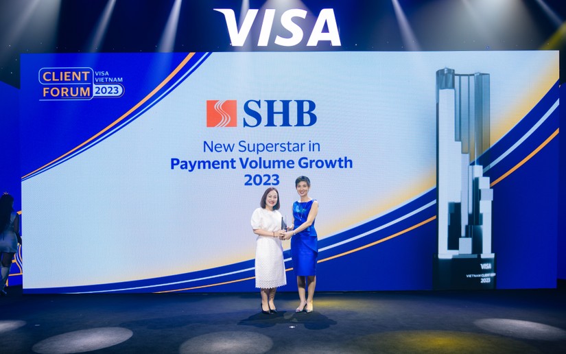 Đại diện SHB (b&ecirc;n tr&aacute;i) nhận giải thưởng &ldquo;Ng&ocirc;i sao tăng trưởng thẻ năm 2023&rdquo; của VISA trao tặng.