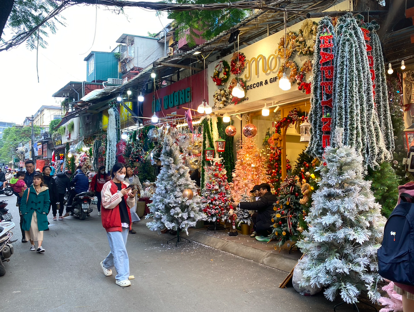 Nhiều mặt h&agrave;ng trang tr&iacute; gi&aacute;ng sinh được b&agrave;y b&aacute;n với mẫu m&atilde; đa dạng, gi&aacute; cả phong ph&uacute;. Ảnh: H&agrave; Anh.