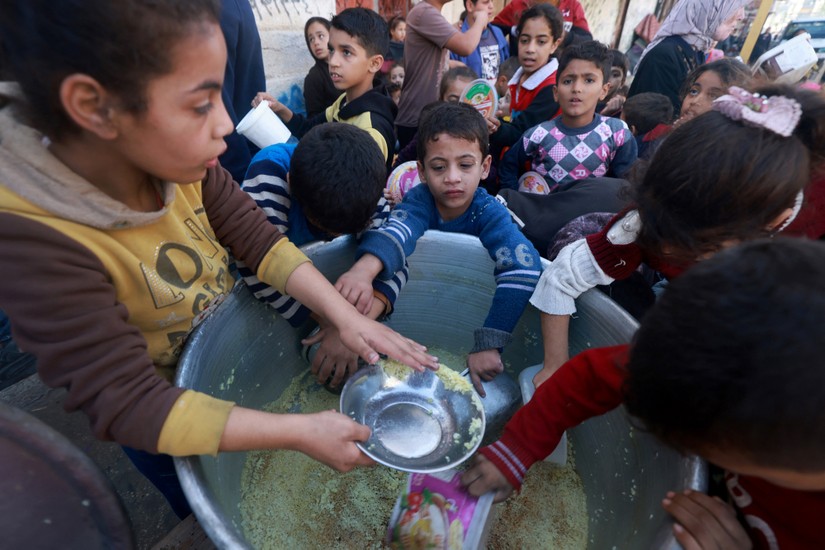 Trẻ em Palestine tại Rafah, Gaza nhận hỗ trợ thực phẩm từ một tổ chức nh&acirc;n đạo ng&agrave;y 6/12/2023. Ảnh: Mohammed Abed/AFP/Getty Images