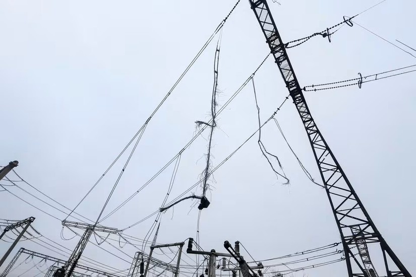 D&acirc;y điện bị đứt tại một trạm biến &aacute;p cao thế của Ukrenergo ở khu vực miền trung Ukraine ng&agrave;y 10/11/2022. Ảnh: Reuters