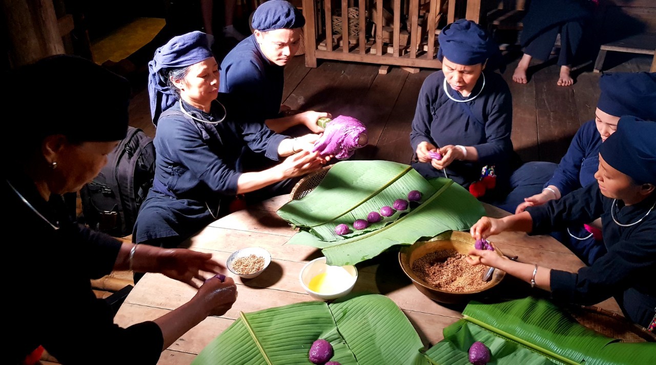 C&ugrave;ng đ&oacute; l&agrave; trang phục truyền thống được b&agrave; con mặc, mang mỗi ng&agrave;y. Rồi thuốc nam chữa bệnh, bồi bổ sức khỏe v&agrave; c&aacute;c loại ẩm thực như: b&aacute;nh chưng, b&aacute;nh gai, ch&egrave; lam, thịt treo g&aacute;c bếp v&agrave; rượu men l&aacute; chưng cất theo phương ph&aacute;p truyền thống. Ảnh: L&agrave;ng Th&aacute;i Hải.