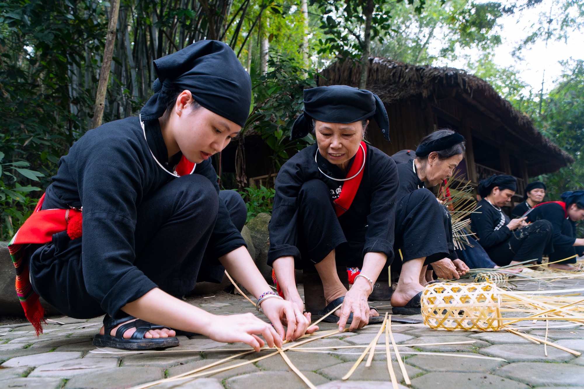 Giờ đ&acirc;y, l&agrave;ng Th&aacute;i Hải đ&atilde; c&oacute; tr&ecirc;n 30 căn nh&agrave; s&agrave;n cổ tuổi đời cả trăm năm, c&ugrave;ng với hơn 200 cư d&acirc;n. H&agrave;ng ng&agrave;y b&agrave; con c&ugrave;ng lao động, canh t&aacute;c, sản xuất thực phẩm từ trang trại đến b&agrave;n ăn. Khi c&oacute; du kh&aacute;ch đến thăm th&igrave; họ c&ugrave;ng nhau phục vụ kh&aacute;ch du lịch. Tại đ&acirc;y, mọi hoạt động đều mang t&iacute;nh tự cung, tự cấp, thậm ch&iacute; nguồn nước uống cũng được phục vụ ri&ecirc;ng cho bản l&agrave;ng. Ảnh: L&agrave;ng Th&aacute;i Hải.