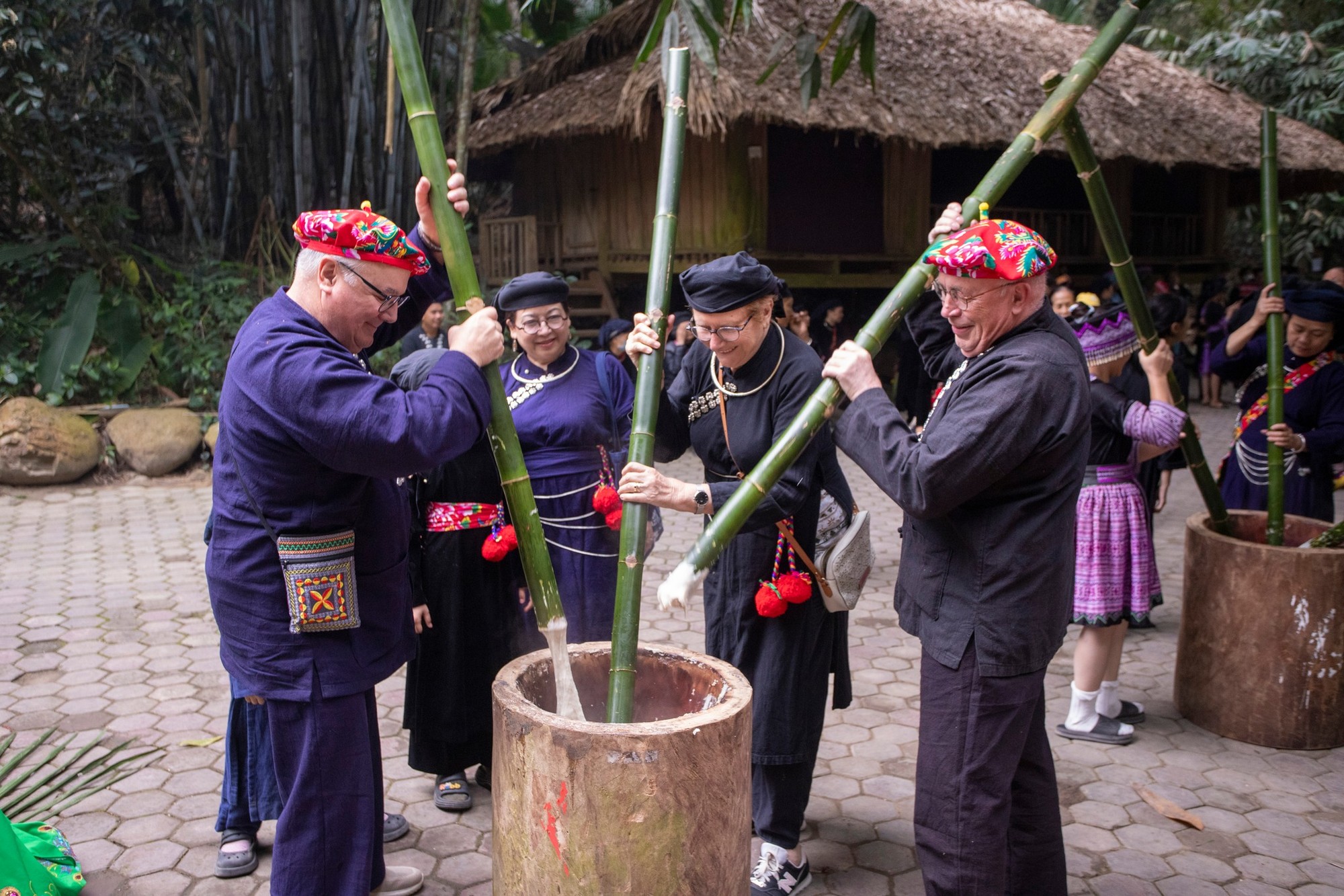 Ở l&agrave;ng Th&aacute;i Hải, đồng b&agrave;o vẫn c&ugrave;ng nhau đi h&aacute;i rau, t&igrave;m l&aacute; thuốc. Cuộc sống b&igrave;nh dị, ch&acirc;n phương nơi đ&acirc;y ch&iacute;nh l&agrave; một điểm nhấn du lịch g&acirc;y ấn tượng cho nhiều du kh&aacute;ch. Ảnh: L&agrave;ng Th&aacute;i Hải.