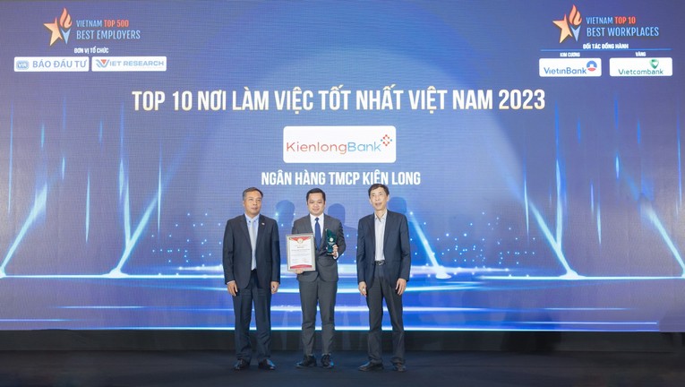 Ph&oacute; Tổng gi&aacute;m đốc Trần Hồng Minh vinh dự nhận giải thưởng Top 10 Nơi l&agrave;m việc tốt nhất ng&agrave;nh ng&acirc;n h&agrave;ng của KienlongBank.