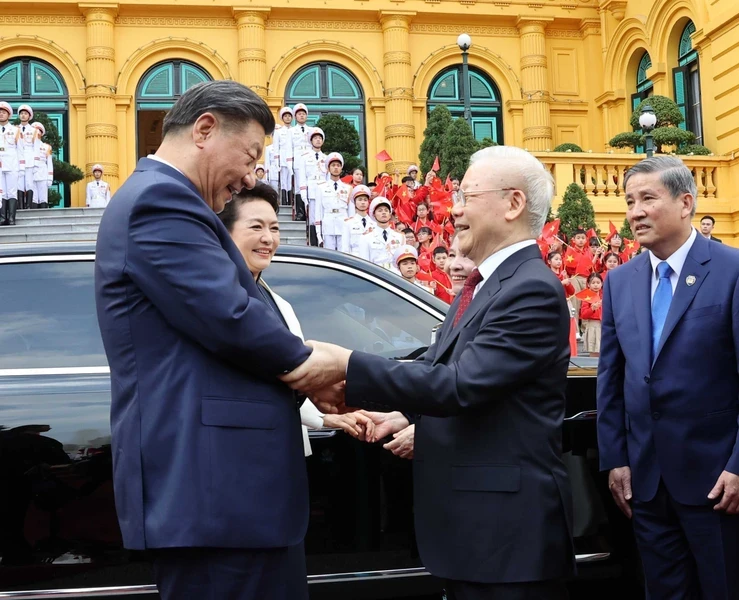 Tổng B&iacute; thư Nguyễn Ph&uacute; Trọng v&agrave; Phu nh&acirc;n ch&agrave;o đ&oacute;n Tổng B&iacute; thư, Chủ tịch Trung Quốc Tập Cận B&igrave;nh v&agrave; Phu nh&acirc;n tại Phủ Chủ tịch, chiều 12/12. Ảnh: TTXVN