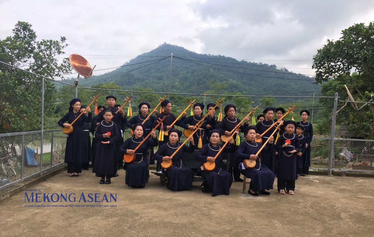 Nghệ thuật h&aacute;t Then, đ&agrave;n t&iacute;nh l&agrave; loại h&igrave;nh d&acirc;n ca đặc sắc của người T&agrave;y ở Cao Bằng. Đ&acirc;y cũng l&agrave; h&igrave;nh thức sinh hoạt c&oacute; vị tr&iacute; quan trọng trong đời sống văn ho&aacute; của người T&agrave;y, thường được biểu diễn trong lễ tết, cầu m&ugrave;a, gọi hồn&hellip;