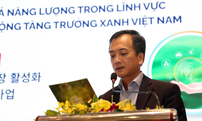 &Ocirc;ng Trịnh Quốc Vũ, Ph&oacute; Vụ trưởng Vụ Tiết kiệm năng lượng v&agrave; Ph&aacute;t triển bền vững, Bộ C&ocirc;ng Thương ph&aacute;t biểu tại tọa đ&agrave;m.