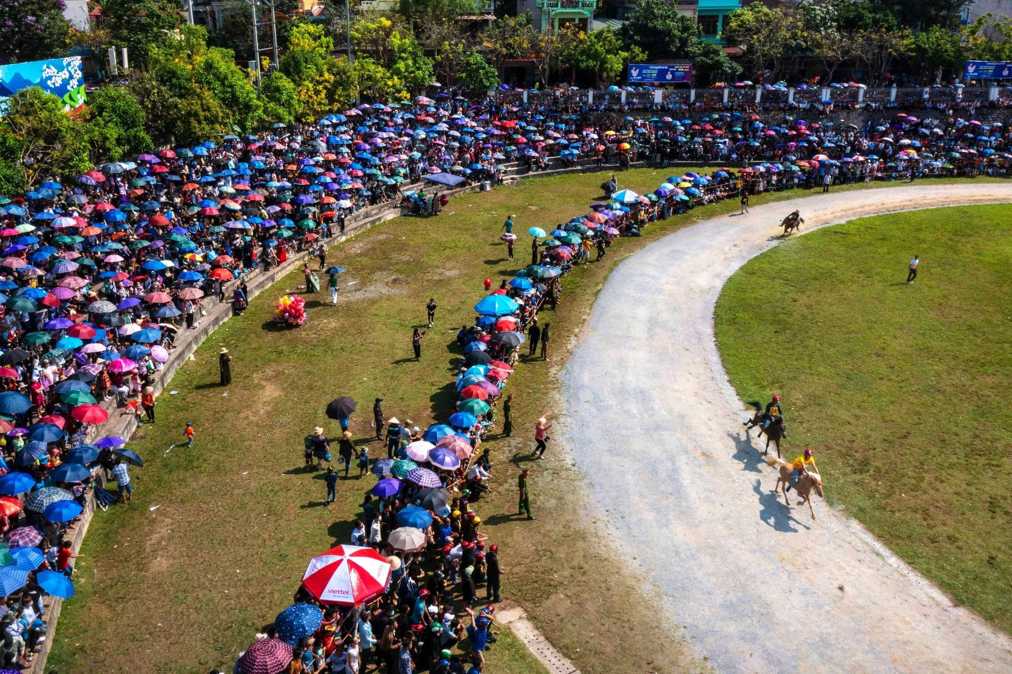 Giải đua ngựa thu h&uacute;t rất đ&ocirc;ng du kh&aacute;ch v&agrave; người d&acirc;n địa phương tới s&acirc;n vận động trung t&acirc;m huyện để theo d&otilde;i.