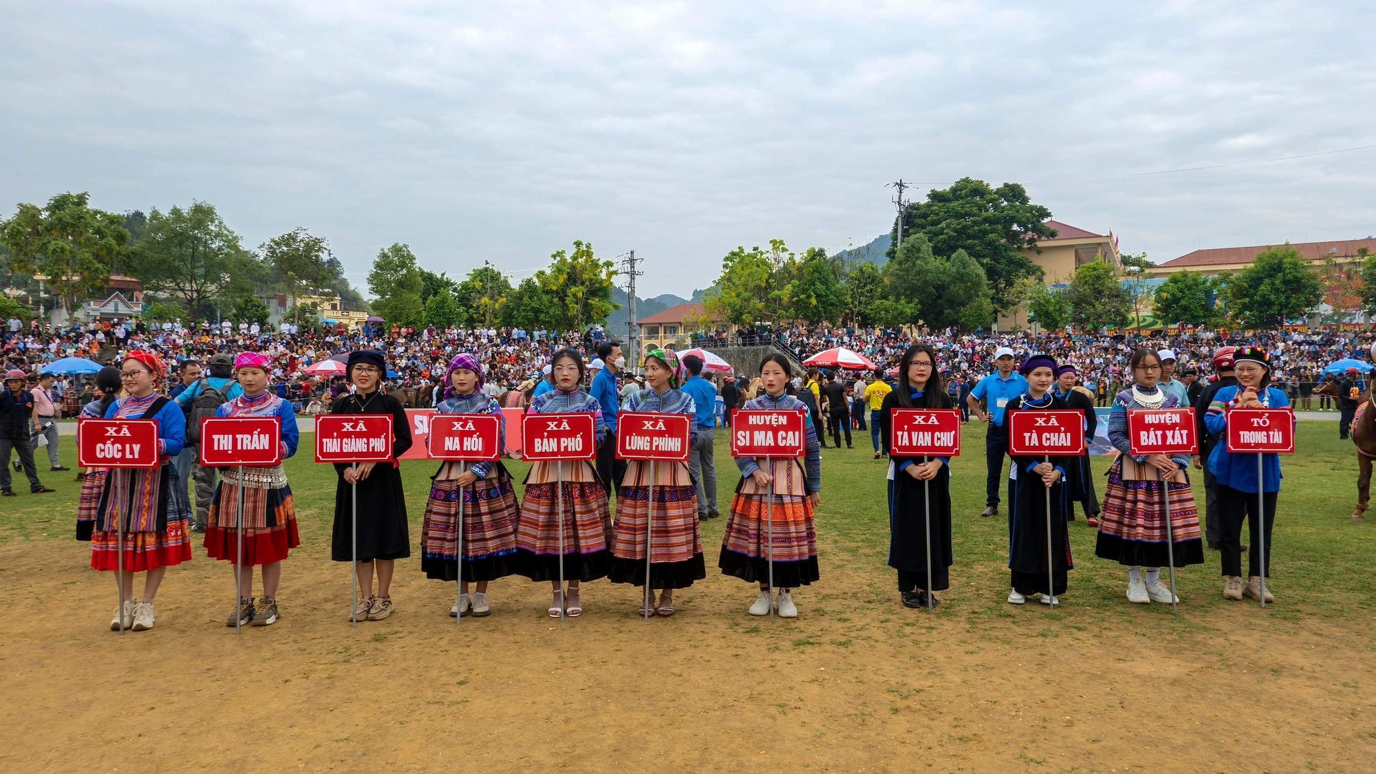 Đại diện c&aacute;c x&atilde;, thị trấn tại Bắc H&agrave; tham gia thi đấu.