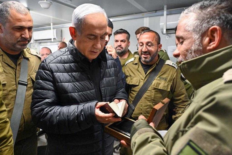 Thủ tướng Benjamin Netanyahu đến thăm một cơ sở giam giữ th&agrave;nh vi&ecirc;n Hamas ở miền nam Israel, ng&agrave;y 13/12. Ảnh: GPO