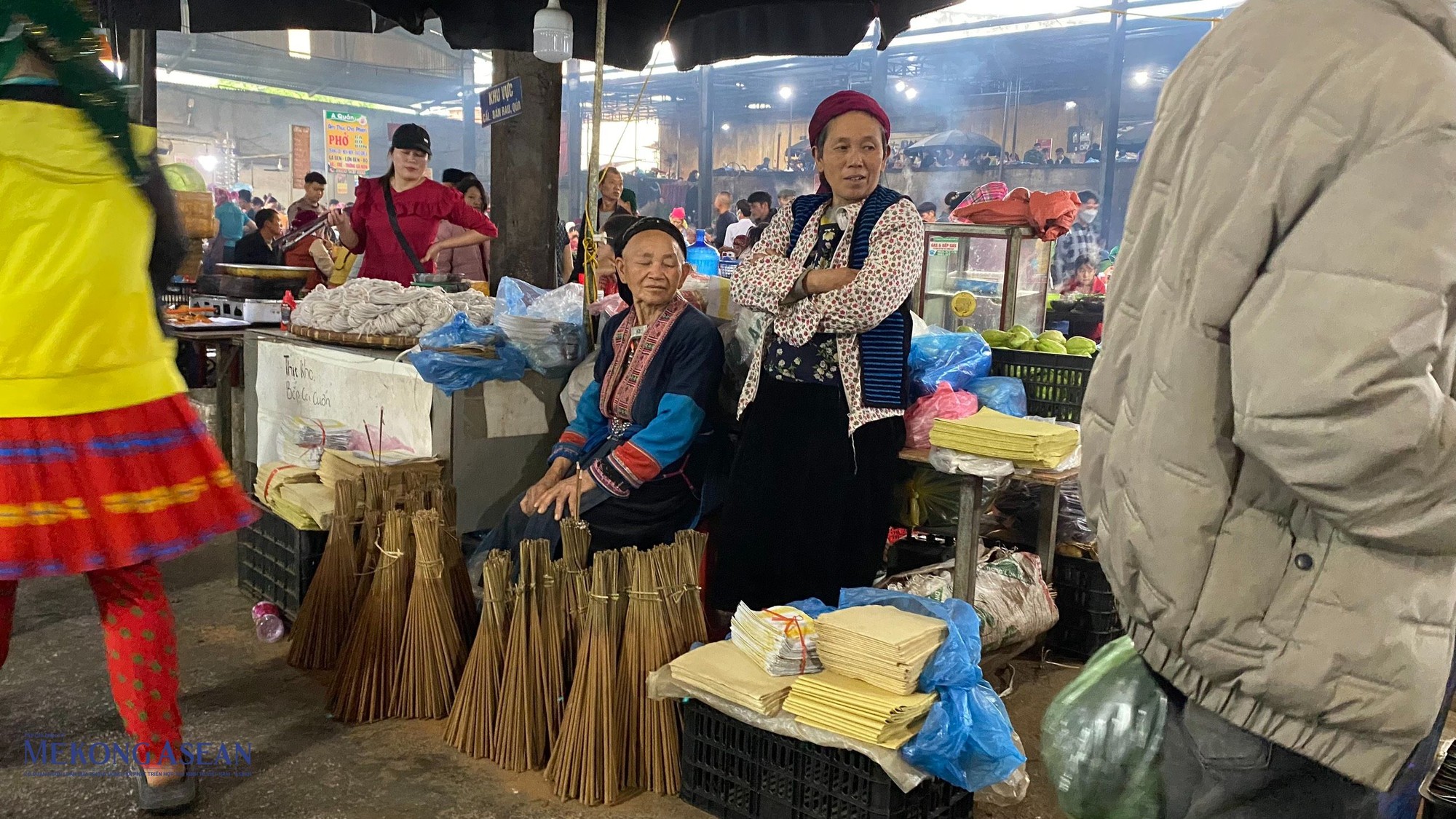 Người b&aacute;n h&agrave;ng ở chợ phi&ecirc;n M&egrave;o Vạc đa số l&agrave; cư d&acirc;n tr&ecirc;n địa b&agrave;n, mang sản phẩm của gia đ&igrave;nh ra chợ trao đổi, mua b&aacute;n.