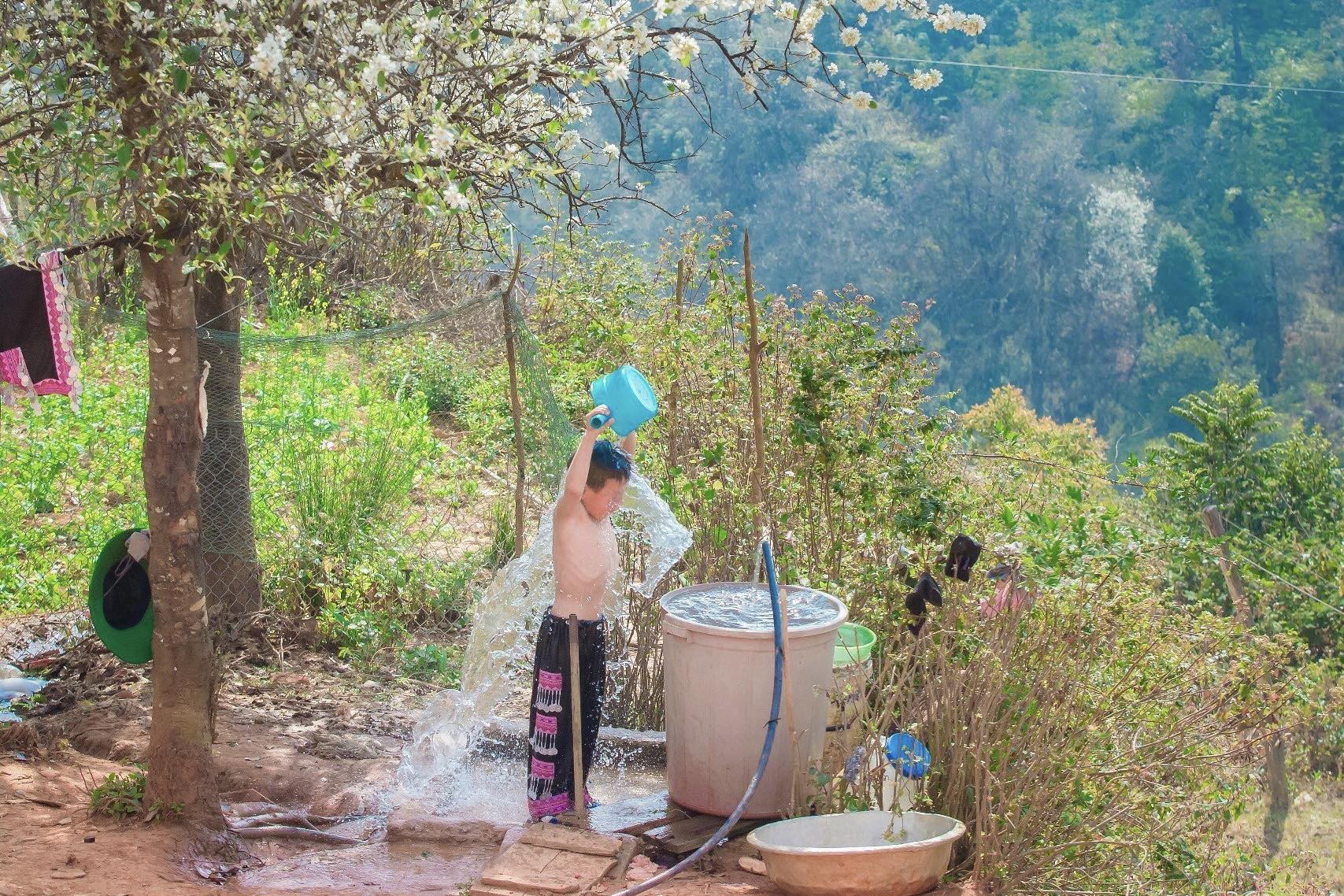 Kh&ocirc;ng chỉ mang vẻ đẹp như những b&ocirc;ng tuyết nở, hoa sơn tra đ&atilde; nu&ocirc;i sống biết bao thế hệ, bao gia đ&igrave;nh tr&ecirc;n bản l&agrave;ng Nậm Nghiệp, l&agrave; tuổi thơ xinh đẹp của những đứa trẻ người M&ocirc;ng...