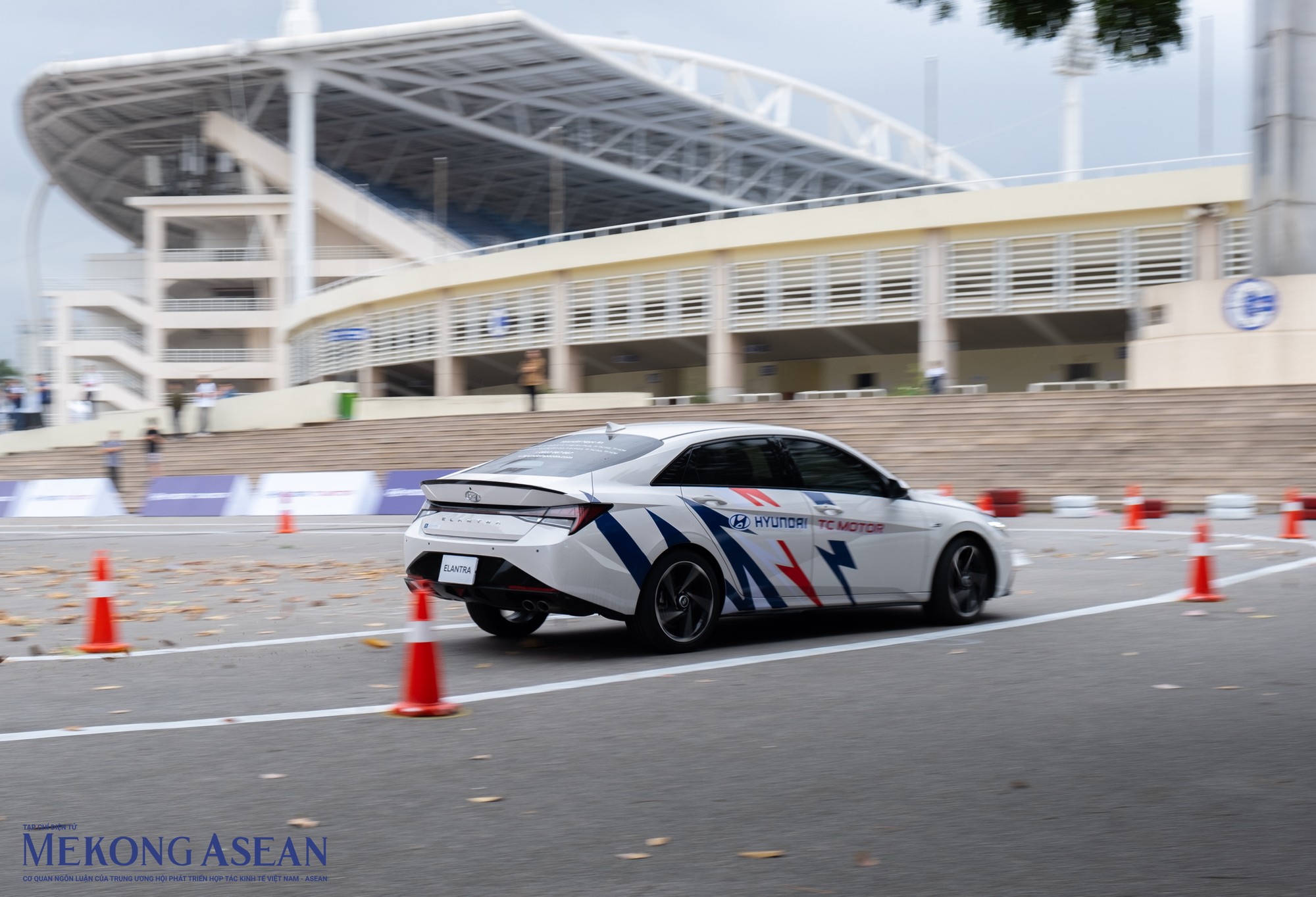 Elantra Gymkhana Championship l&agrave; một trong những giải đua xe hiếm hoi diễn ra tại H&agrave; Nội trong thời gian vừa qua. Trong khi ở TPHCM, c&aacute;c &ldquo;d&acirc;n chơi&rdquo; thường xuy&ecirc;n tập luyện tại trường đua Đại Nam để giao lưu kinh nghiệm th&igrave; H&agrave; Nội chưa c&oacute; khu vực thi đấu ch&iacute;nh thức n&agrave;o phục vụ bộ m&ocirc;n n&agrave;y. Ảnh: L&ecirc; An.