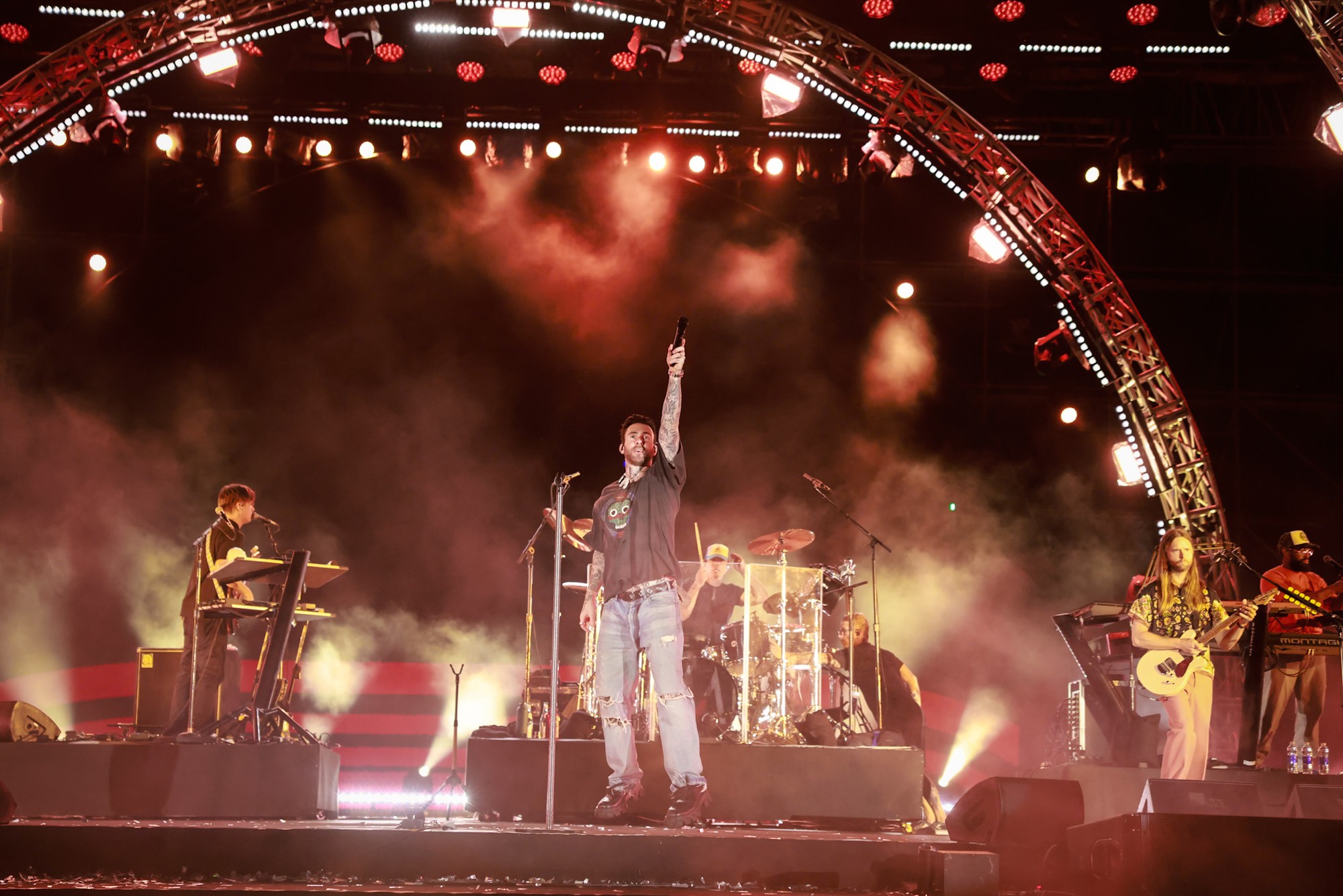 Maroon 5 và dàn sao Việt mang tới “cơn địa chấn” cảm xúc trong đêm 8Wonder Winter Festival