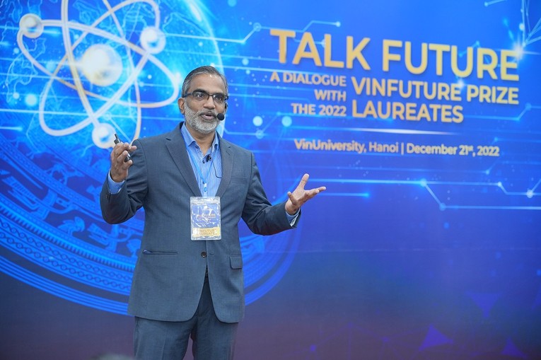 GS. Thalappil Pradeep, chủ nh&acirc;n Giải đặc biệt VinFuture 2022 d&agrave;nh cho c&aacute;c nh&agrave; khoa học đến từ quốc gia đang ph&aacute;t triển, gi&aacute;o sư đầu ng&agrave;nh v&agrave; gi&aacute;o sư khoa h&oacute;a học tại Học viện Deepak Parekh (Ảnh: VinFuture)