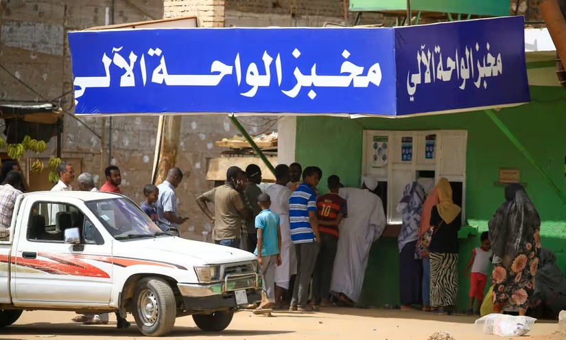 Người d&acirc;n ở thủ đ&ocirc; Khartoum, Sudan, xếp h&agrave;ng trước một tiệm b&aacute;nh. Nước n&agrave;y c&oacute; mức nợ cao nhất trong số c&aacute;c nước đang ph&aacute;t triển. Ảnh: AP