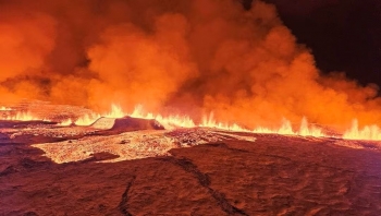 Núi lửa tại tây nam Iceland phun trào dữ dội