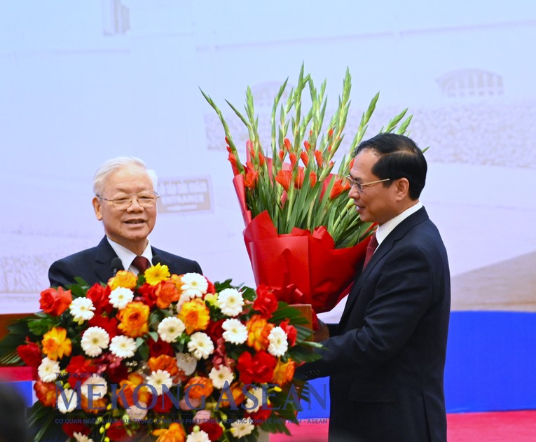 Bộ trưởng B&ugrave;i Thanh Sơn tặng hoa Tổng B&iacute; thư Nguyễn Ph&uacute; Trọng. Ảnh: Đỗ Thảo - Mekong ASEAN