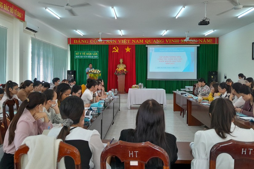 Trung t&acirc;m Y tế th&agrave;nh phố Bu&ocirc;n Ma Thuột đ&atilde; tổ chức lớp tập huấn chăm s&oacute;c sức khỏe người cao tuổi cho c&aacute;n bộ y tế tuyến x&atilde;, phường tr&ecirc;n địa b&agrave;n. Ảnh: Sở Y tế Đăk Lăk