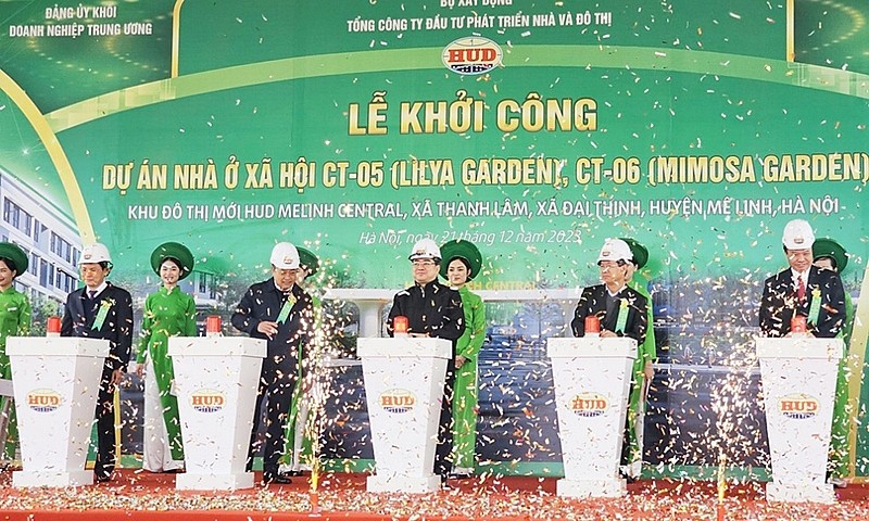 C&aacute;c đại biểu dự lễ khởi c&ocirc;ng dự &aacute;n nh&agrave; ở x&atilde; hội tại M&ecirc; Linh. Ảnh: B&aacute;o X&acirc;y dựng.