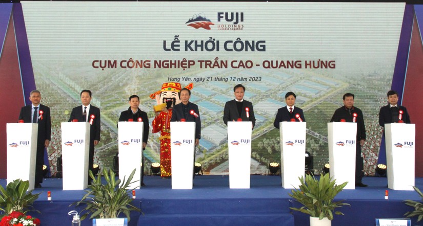 C&aacute;c đại biểu nhấn n&uacute;t khởi c&ocirc;ng cụm c&ocirc;ng nghiệp Trần Cao - Quang Hưng. Ảnh: Hungyen.gov.