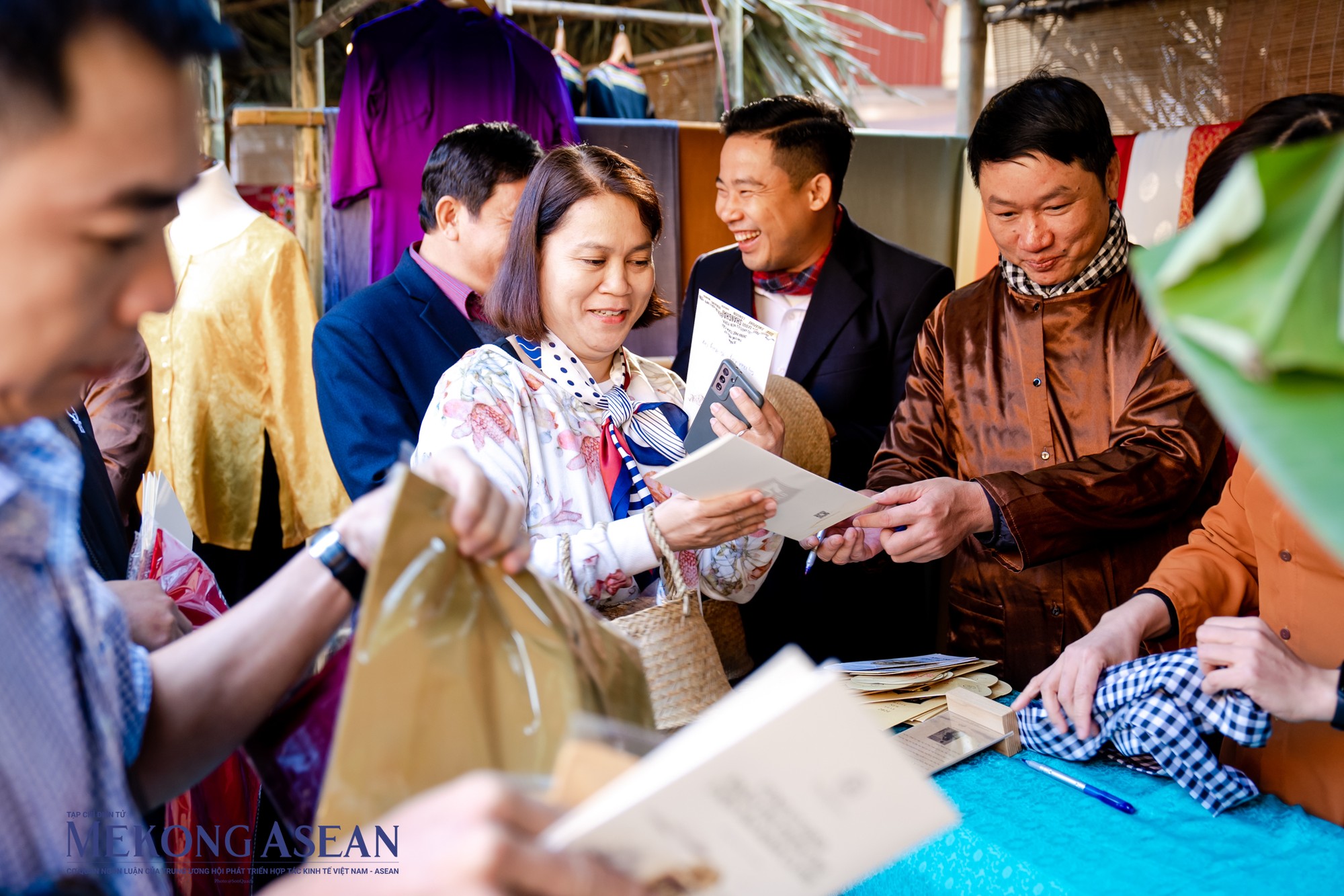 H&ograve;a v&agrave;o kh&ocirc;ng gian trải nghiệm đặc sắc, du kh&aacute;ch tham dự cũng h&agrave;o hứng kh&aacute;m ph&aacute; những n&eacute;t đặc sắc từ văn h&oacute;a, ẩm thực đến trang phục, nghệ thuật.