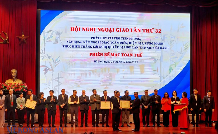 Tại Lễ Bế mạc Hội nghị Ngoại giao lần thứ 32, Bộ trưởng B&ugrave;i Thanh Sơn đ&atilde; trao bằng khen Bộ trưởng cho c&aacute;c tập thể v&agrave; c&aacute; nh&acirc;n c&oacute; th&agrave;nh t&iacute;ch xuất sắc trong c&ocirc;ng t&aacute;c. Ảnh: Anh Thư - Mekong ASEAN