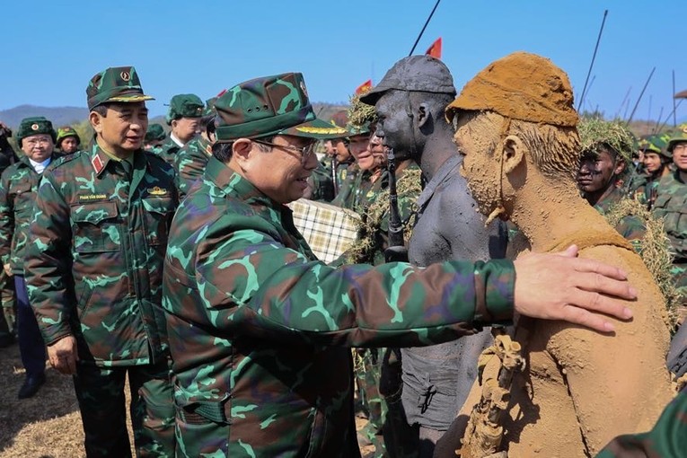 Thủ tướng Phạm Minh Ch&iacute;nh ghi nhận, đ&aacute;nh gi&aacute; cao v&agrave; biểu dương c&aacute;c c&aacute;n bộ, chiến sĩ Qu&acirc;n đo&agrave;n 12 v&agrave; c&aacute;c lực lượng tham gia đ&atilde; ho&agrave;n th&agrave;nh xuất sắc c&aacute;c nội dung của cuộc diễn tập. Ảnh: VGP