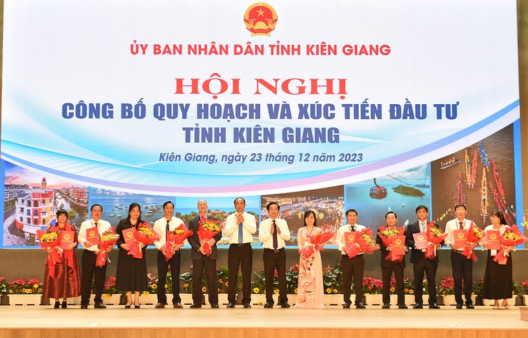 L&atilde;nh đạo tỉnh Ki&ecirc;n Giang trao chủ trương đầu tư cho c&aacute;c nh&agrave; đầu tư. Ảnh: VGP