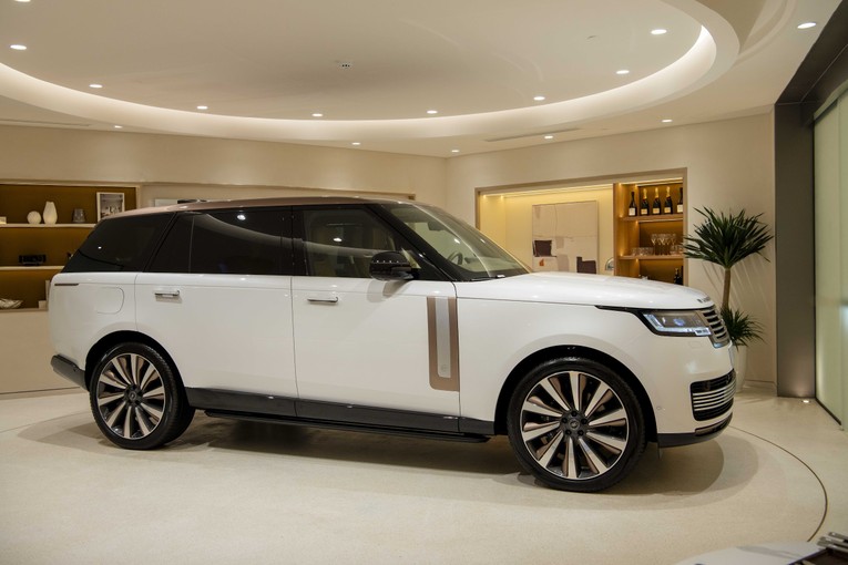 Range Rover SV hứa hẹn khả năng chinh phục địa h&igrave;nh hiểm trở vượt trội. Ảnh: Ph&uacute; Th&aacute;i Mobility.