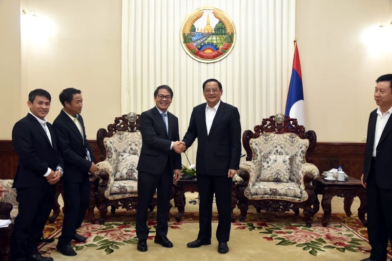 Thủ tướng L&agrave;o Sonexay Siphandone tiếp &ocirc;ng Trần B&aacute; Dương tại Văn ph&ograve;ng Ch&iacute;nh phủ L&agrave;o chiều 13/10/2023. Ảnh: Thaco Group
