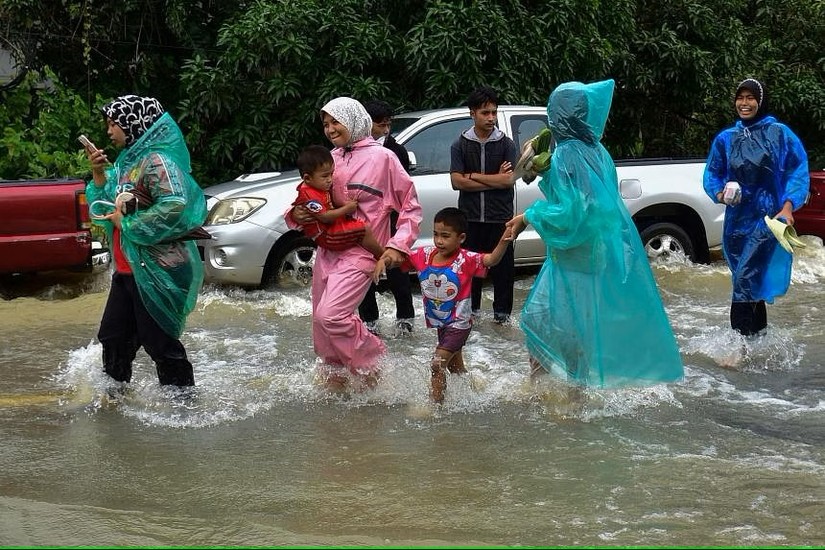 Người d&acirc;n lội trong nước lũ tại miền nam Th&aacute;i Lan. Ảnh: AFP