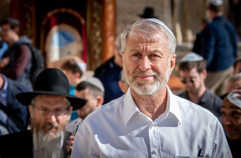 Tỷ ph&uacute; Nga Roman Abramovich đến Bức tường Than kh&oacute;c để dự lễ Bar Mitzvah của con trai &ocirc;ng, tại Jerusalem, ng&agrave;y 20/12/2022. Ảnh: Flash90