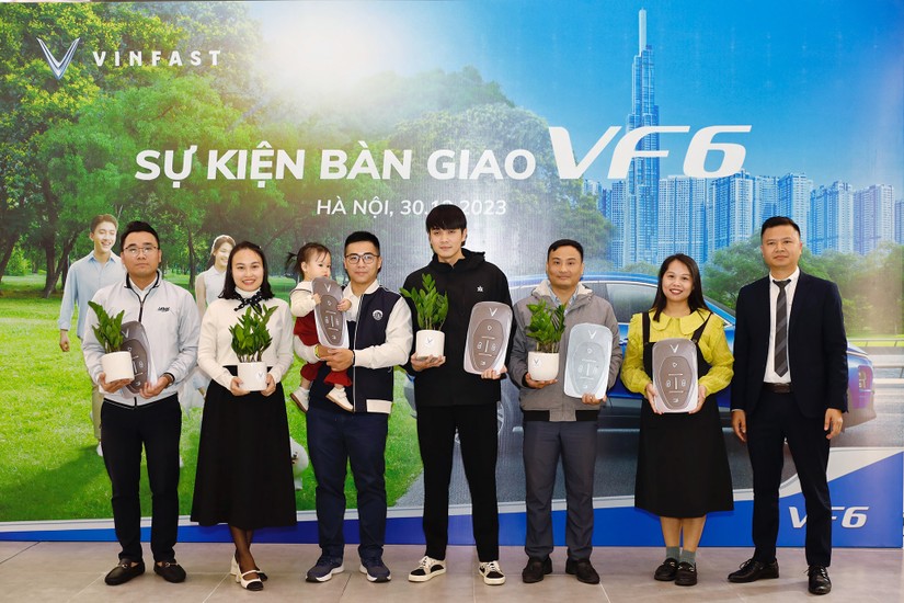 Đại diện VinFast tặng qu&agrave; cho những kh&aacute;ch h&agrave;ng đầu ti&ecirc;n nhận VF 6 tại H&agrave; Nội.