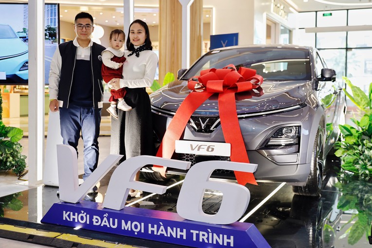 Gia đ&igrave;nh anh Nguyễn Anh T&uacute; l&agrave; một trong những kh&aacute;ch h&agrave;ng đầu ti&ecirc;n nhận xe VF 6 tại H&agrave; Nội.