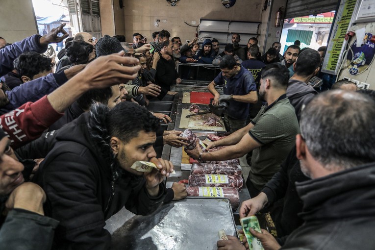 Người Palestine tụ tập mua thịt ở Rafah, miền nam Gaza, ng&agrave;y 30/12. Ảnh: Getty Images